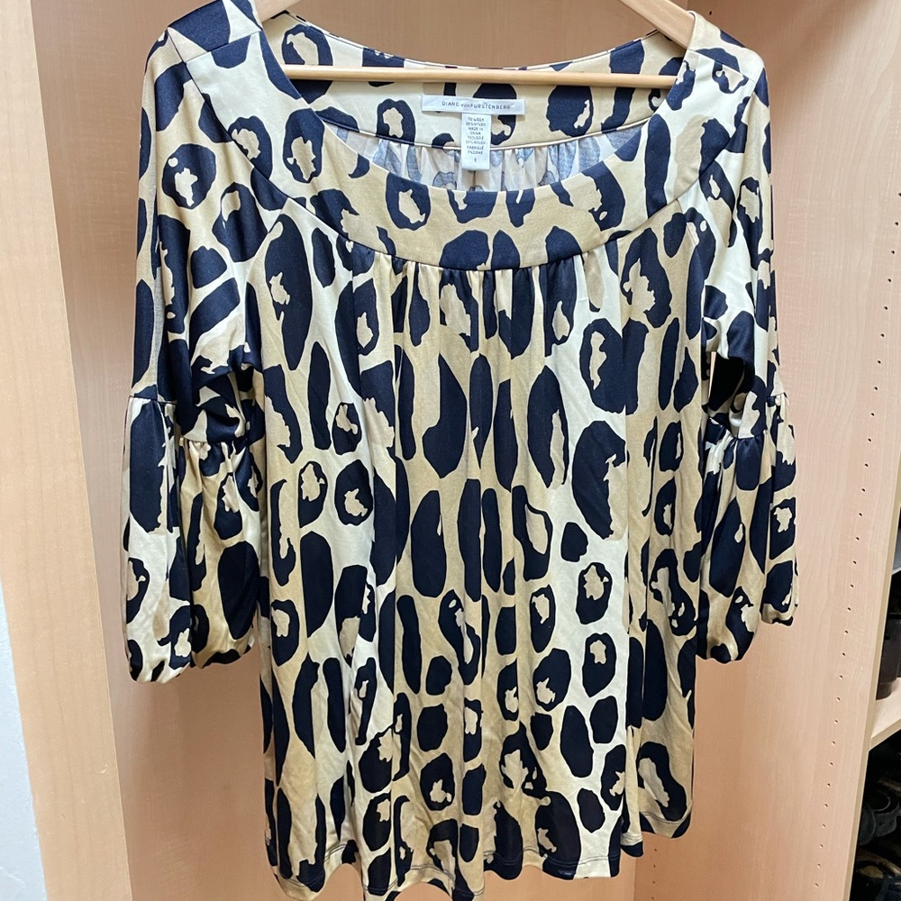 DIANE VON FURSTENBERG DVF Womens Animal Print Silk Blend Top Size 8 Bell Sleeves